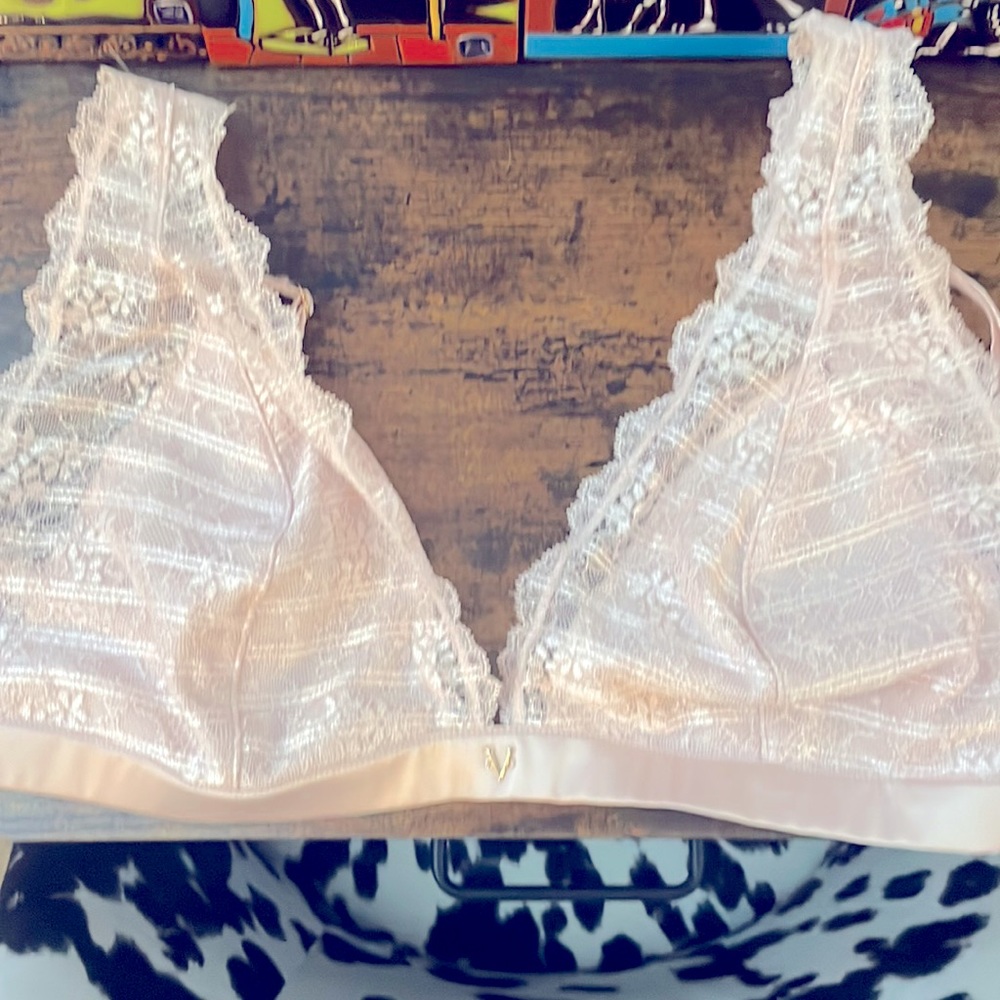 NWOT VS soft Pink Lace bra size med